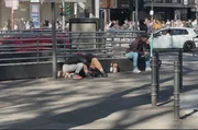 Drogenabh&auml;ngige am helllichten Tag sind in der Innenstadt l&auml;ngst keine Seltenheit mehr. T&auml;glich m&uuml;ssen sich Ladenbesitzer dort mit offenem Drogenkonsum auseinandersetzen.