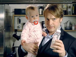 ORF-Premiere: "Gl&uuml;ck auf vier R&auml;dern". Im Bild: Thomas (Pierre Besson) erkl&auml;rt seinem Vater, wie hei&szlig; das Fl&auml;schchen f&uuml;r die Kleine sein darf.