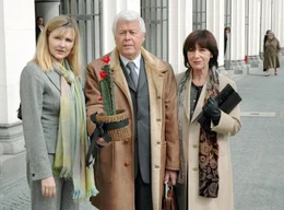 ORF-Premiere: "Gl&uuml;ck auf vier R&auml;dern". Im Bild: Friedrich (Peter Weck) kommt gerade mit seiner Gattin Anna (Heidelinde Weis, re.) und Tochter Carolin (Katharina Schubert) von seiner Abschiedsvorlesung.