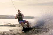 Ausgleich zur hochkonzentrierten Präzisionsarbeit in der Sterne-Küche: Spitzenkoch Dirk Hoberg nutzt die günstige Lage am Bodensee. Beim Wakeboarden bekommt er den Kopf frei und hält den Körper fit. Ausgleich zur hochkonzentrierten Präzisionsarbeit in der Sterne-Küche: Spitzenkoch Dirk Hoberg nutzt die günstige Lage am Bodensee. Beim Wakeboarden bekommt er den Kopf frei und hält den Körper fit.