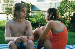Emil (Yannick Laux) tr&ouml;stet Noa (Lara Cocron). Die einf&uuml;hlsame Darstellung der ersten zaghaften Schritte eines M&auml;dchens ins Jugendalter gewann den &Ouml;sterreich Wettbewerb bei den &bdquo;Vienna Shorts&ldquo; 2025.