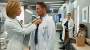 Ärztin richtet Arzt die Kravatte: Annika Ernst als Dr. Johanna Rüdiger, Mark Keller als Dr. Alexander Kahnweiler, Rebecca Immanuel als Dr. Vera Fendrich Ärztin richtet Arzt die Kravatte: Annika Ernst als Dr. Johanna Rüdiger, Mark Keller als Dr. Alexander Kahnweiler, Rebecca Immanuel als Dr. Vera Fendrich
