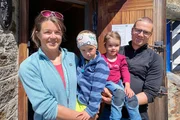 Petra (l.) und Remo (r.) Gisler mit ihren Kindern Leano und Jael