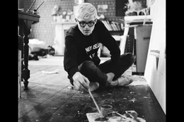 David Hockney 1967 beim Malen in seinem Atelier