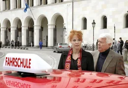 ORF-Premiere: "Gl&uuml;ck auf vier R&auml;dern". Im Bild: Friedrich (Peter Weck) ist begeistert von seiner Fahrlehrerin Eva (Claudia Messner).