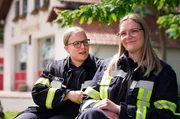 Johanna und Annalena Steinle von der Jugendfeuerwehr Stein-Bockenheim stecken den Gro&szlig;teil ihrer Freizeit in ihre ehrenamtliche Arbeit.