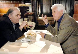 ORF-Premiere: "Gl&uuml;ck auf vier R&auml;dern". Im Bild: Die Treffen mit seinem Freund, dem Weihbischof Schaffele (Lambert Hamel, li.), sind f&uuml;r Friedrich (Peter Weck) immer eine Mussestunde.