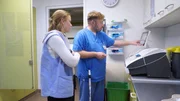 Schlafen unter Aufsicht: Y-Kollektiv-Autorin Luisa Dickm&auml;nken begleitet die Nachtwache Ivo Christ w&auml;hrend seiner Schlicht im Schlafmedizinischen Zentrum der Berliner Charit&eacute;.