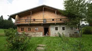 Wir machen eine Reise zu den sch&ouml;nsten und &auml;ltesten Bauernh&ouml;fen Bayerns, dabei geht es heute nach Sch&ouml;nau am K&ouml;nigssee und nach K&ouml;nigsberg in Bayern, von dort Richtung Freyung im Bayerischen Wald und schlie&szlig;lich nach Bad Hindelang. Im Bild: Das Waldlerhaus in Schimmelbach im niederbayerischen Landkreis Freyung-Grafenau.