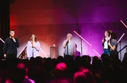 Lachen bis die Tränen kommen: Zwei 2er-Comedy-Teams battlen sich mit absurden Antworten. Gastgeber Moritz Neumeier führt souverän durch die Show – immer schräg und unvorhersehbar "falsch, aber anders lustig" - Alex Stoldt, Laura Brümmer, Moritz Neumeier, Katjana Gerz, Filiz Tasdan Lachen bis die Tränen kommen: Zwei 2er-Comedy-Teams battlen sich mit absurden Antworten. Gastgeber Moritz Neumeier führt souverän durch die Show – immer schräg und unvorhersehbar "falsch, aber anders lustig" - Alex Stoldt, Laura Brümmer, Moritz Neumeier, Katjana Gerz, Filiz Tasdan