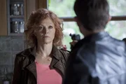 Der junge Litauer Vitas (Mateusz Dopieralski) bedroht Johanna Warnke (Heike Trinker) und will wissen, wo sich ihr Mann aufhält. Der junge Litauer Vitas (Mateusz Dopieralski) bedroht Johanna Warnke (Heike Trinker) und will wissen, wo sich ihr Mann aufhält.