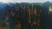 In Zentralchina befindet sich an einem Quarzsandsteinpfeiler von Wulingyan der höchste Außenaufzug der Welt. In Zentralchina befindet sich an einem Quarzsandsteinpfeiler von Wulingyan der höchste Außenaufzug der Welt.