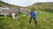 Esel (links) und Simin Sadeghi an der Millst&auml;tter H&uuml;tte in den Nockbergen.