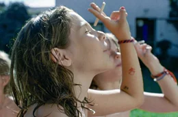 Regisseurin Amina Rosa Krami qualifizierte sich mit &bdquo;Der Badeanzug&ldquo; mit Lara Cocron als Noa in der Hauptrolle f&uuml;r die Oscars und den &Ouml;sterreichischen Filmpreis 2025.