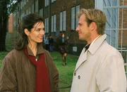 Dr. Beck (Dirk Mierau) schenkt Susanne (Cheryl Shepard) eine Musikkassette, damit sie wieder gute Laune bekommt. Dr. Beck (Dirk Mierau) schenkt Susanne (Cheryl Shepard) eine Musikkassette, damit sie wieder gute Laune bekommt.