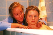 Dagmar (Kristiane Kupfer, li.) redet Vivi (Annette Frier) ein, dass das Böse in ihr sei und sie das Kind von Zöllner abtreiben muss ... Dagmar (Kristiane Kupfer, li.) redet Vivi (Annette Frier) ein, dass das Böse in ihr sei und sie das Kind von Zöllner abtreiben muss ...