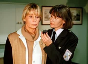 Jutta (Claudia Loerding re.) möchte von Jeanette (Christine Schuberth) wissen, was es mit dem "Apparat" auf sich hat, den Jeanette auf Station B gefunden hat. Jutta (Claudia Loerding re.) möchte von Jeanette (Christine Schuberth) wissen, was es mit dem "Apparat" auf sich hat, den Jeanette auf Station B gefunden hat.