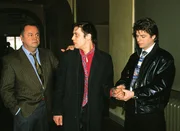 Die beiden Kommissare Kehler (Wolfgang Bathke, li.) und Wolniak (Uwe Fellensiek) nehmen Jacky Tengel (Georg Nickels) fest. Die beiden Kommissare Kehler (Wolfgang Bathke, li.) und Wolniak (Uwe Fellensiek) nehmen Jacky Tengel (Georg Nickels) fest.