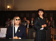 Der blinde Felix Schmidt (Elmar Gehlen) ist Zeuge eines Mordes in einem Heim. Er und Oberschwester Waltraud Böhm (Simone Rethel-Heesters) werden im Gerichtssaal dazu verhört. Der blinde Felix Schmidt (Elmar Gehlen) ist Zeuge eines Mordes in einem Heim. Er und Oberschwester Waltraud Böhm (Simone Rethel-Heesters) werden im Gerichtssaal dazu verhört.
