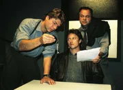 Kriminalhauptkommissar Stefan Kehler (Wolfgang Bathke, re.) und Kriminalkommissar Peter Wolniak (Uwe Fellensiek, li.) verhören den zwielichtigen Ganoven Langer (Axel Pape). Kriminalhauptkommissar Stefan Kehler (Wolfgang Bathke, re.) und Kriminalkommissar Peter Wolniak (Uwe Fellensiek, li.) verhören den zwielichtigen Ganoven Langer (Axel Pape).
