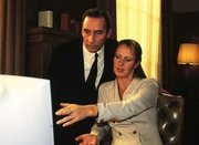Staatsanwältin Charlotte Glaser (Britta Schmeling) und Oberstaatsanwalt Gerhart Lotze (Henry van Lyck) entdecken im Internet Botschaften des "Gustav Regler Kulturvereins". Staatsanwältin Charlotte Glaser (Britta Schmeling) und Oberstaatsanwalt Gerhart Lotze (Henry van Lyck) entdecken im Internet Botschaften des "Gustav Regler Kulturvereins".