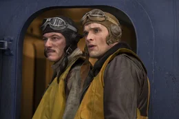 Wade McClusky (Luke Evans, l.); Dick Best (Ed Skrein, r.)