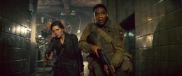 Chloe (Mathilde Ollivier, l.); Boyce (Jovan Adepo, r.)