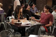 Walden (Ashton Kutcher, r.) bittet die attraktive jedoch arbeitslose Schauspielerin Whitney (Lindsay Price, l.), sich für ein angemessenes Honorar als seine Freundin auszugeben, da er von echten Affären die Nase voll hat ... Walden (Ashton Kutcher, r.) bittet die attraktive jedoch arbeitslose Schauspielerin Whitney (Lindsay Price, l.), sich für ein angemessenes Honorar als seine Freundin auszugeben, da er von echten Affären die Nase voll hat ...