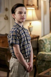Sheldon (Iain Armitage) beobachtet die Beziehung zwischen Meemaw und Dr. Sturgis. Sheldon (Iain Armitage) beobachtet die Beziehung zwischen Meemaw und Dr. Sturgis.