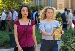 Audrey (Mila Kunis, l.); Morgan (Kate McKinnon, r.)