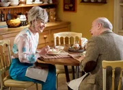 Meemaw (Annie Potts, l.) verbringt eine schöne Zeit mit Dr. Sturgis (Wallace Shawn, r.), doch er ist nicht ihr einziger Verehrer ... Meemaw (Annie Potts, l.) verbringt eine schöne Zeit mit Dr. Sturgis (Wallace Shawn, r.), doch er ist nicht ihr einziger Verehrer ...