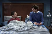 Mit Waldens (Ashton Kutcher, r.) Geld soll Alan (Jon Cryer, l.) in Kates Modelinie investieren ... Mit Waldens (Ashton Kutcher, r.) Geld soll Alan (Jon Cryer, l.) in Kates Modelinie investieren ...