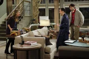 Als Kate (Brooke D'Orsay, l.) unglücklich darüber ist, dass sich keiner für ihre eigenen Entwürfe interessiert, hat Walden (Ashton Kutcher, r.) eine Idee: Alan (Jon Cryer, M.) soll mit Waldens Geld in Kates Modelinie investieren. Doch kann das gutgehen? Als Kate (Brooke D'Orsay, l.) unglücklich darüber ist, dass sich keiner für ihre eigenen Entwürfe interessiert, hat Walden (Ashton Kutcher, r.) eine Idee: Alan (Jon Cryer, M.) soll mit Waldens Geld in Kates Modelinie investieren. Doch kann das gutgehen?