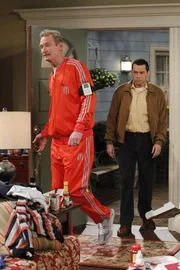 Da Alan (Jon Cryer, r.) Streit mit Lyndsey hat und Herb (Ryan Stiles, l.) von Judith verlassen wurde, steht ein M&auml;nnerabend auf dem Plan ...