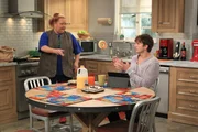 Sind sich nicht immer einig: Walden (Ashton Kutcher, r.) und Berta (Conchata Ferrell, l.) ...