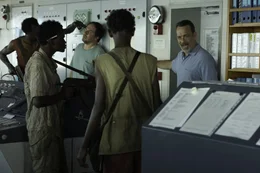 (v.l.n.r.) Bilal (Barkhad Abdirahman); Ken Quinn (Corey Johnson); Muse (Barkhad Abdi); Captain Richard Phillips (Tom Hanks)