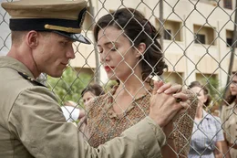 Dick Best (Ed Skrein, l.); Ann Best (Mandy Moore, r.)