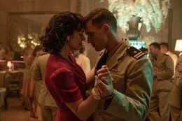 Ann Best (Mandy Moore, l.); Dick Best (Ed Skrein, r.)