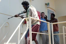 (v.l.n.r.) Elmi (Mahat M. Ali); Captain Richard Phillips (Tom Hanks); Najee (Ahmed Faysal)
