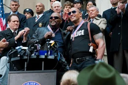 Danson (Dwayne Johnson, vorne r.) und Highsmith (Samuel L. Jackson, vorne M.) sind die Ober-Coolen der Police Force. Eines Tages werden sie Opfer ihrer eigenen Hybris ...