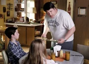 (v.l.n.r.) Sheldon (Iain Armitage); Missy (Raegan Revord); George (Lance Barber)