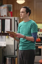 Mit aller Kraft versucht Sheldon (Jim Parsons) zu lernen, wie man Menschen zum Lachen bringt ... Mit aller Kraft versucht Sheldon (Jim Parsons) zu lernen, wie man Menschen zum Lachen bringt ...