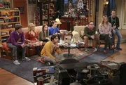 Gespannt fiebern Howard (Simon Helberg, l.), Bernadette (Melissa Rauch, 2.v.l.), Amy (Mayim Bialik, 3.v.l.), Sheldon (Jim Parsons, M.), Leonard (Johnny Galecki, 3.v.r.), Penny (Kaley Cuoco, 2.v.r.), Stuart (Kevin Sussman, r.) und Raj (Kunal Nayyar, vorne) der neusten "Navy CIS"-Folge entgegen, bei der Penny eine Rolle ergattert hat. Doch die Enttäuschung lässt nicht lange auf sich warten ... Gespannt fiebern Howard (Simon Helberg, l.), Bernadette (Melissa Rauch, 2.v.l.), Amy (Mayim Bialik, 3.v.l.), Sheldon (Jim Parsons, M.), Leonard (Johnny Galecki, 3.v.r.), Penny (Kaley Cuoco, 2.v.r.), Stuart (Kevin Sussman, r.) und Raj (Kunal Nayyar, vorne) der neusten "Navy CIS"-Folge entgegen, bei der Penny eine Rolle ergattert hat. Doch die Enttäuschung lässt nicht lange auf sich warten ...