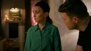 Simone (Tatjana Clasing) hadert aufgewühlt damit, Richards Nachrichten abzuhören. Rechts Ben (Jörg Rohde). Simone (Tatjana Clasing) hadert aufgewühlt damit, Richards Nachrichten abzuhören. Rechts Ben (Jörg Rohde).