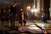 Als eine Frauenleiche in einer sonderbaren Szenerie und mit unerwarteter Botschaft aufgefunden wird, tauchen Chloe (Lauren German, l.) und Lucifer (Tom Ellis, M.) in die Welt von Satanisten ein ... Als eine Frauenleiche in einer sonderbaren Szenerie und mit unerwarteter Botschaft aufgefunden wird, tauchen Chloe (Lauren German, l.) und Lucifer (Tom Ellis, M.) in die Welt von Satanisten ein ...