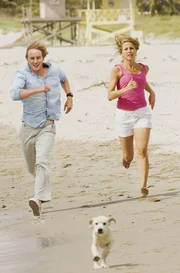 John (Owen Wilson) und Jenny (Jennifer Aniston) versuchen Wirbelwind Marley einzufangen.