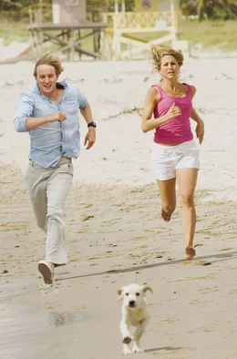 John (Owen Wilson) und Jenny (Jennifer Aniston) versuchen Wirbelwind Marley einzufangen.