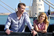 John (Heiko Ruprecht) und Pia (Birte Hanusrichter) hören gespannt zu, was Flora über die Reisen des Eroberers Magellan zu erzählen hat. John (Heiko Ruprecht) und Pia (Birte Hanusrichter) hören gespannt zu, was Flora über die Reisen des Eroberers Magellan zu erzählen hat.
