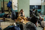 Families Like Ours Staffel 1 Folge 5 Provisorisch untergebracht auf der Reise ins Exil: Paprika Steen als Fanny (M.) Families Like Ours Staffel 1 Folge 5 Provisorisch untergebracht auf der Reise ins Exil: Paprika Steen als Fanny (M.)