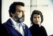 Jonathan (Michael Landon, r.) und Mark (Victor French, l.) wollen erreichen, dass Aulani ihr Selbstmitleid ablegt.